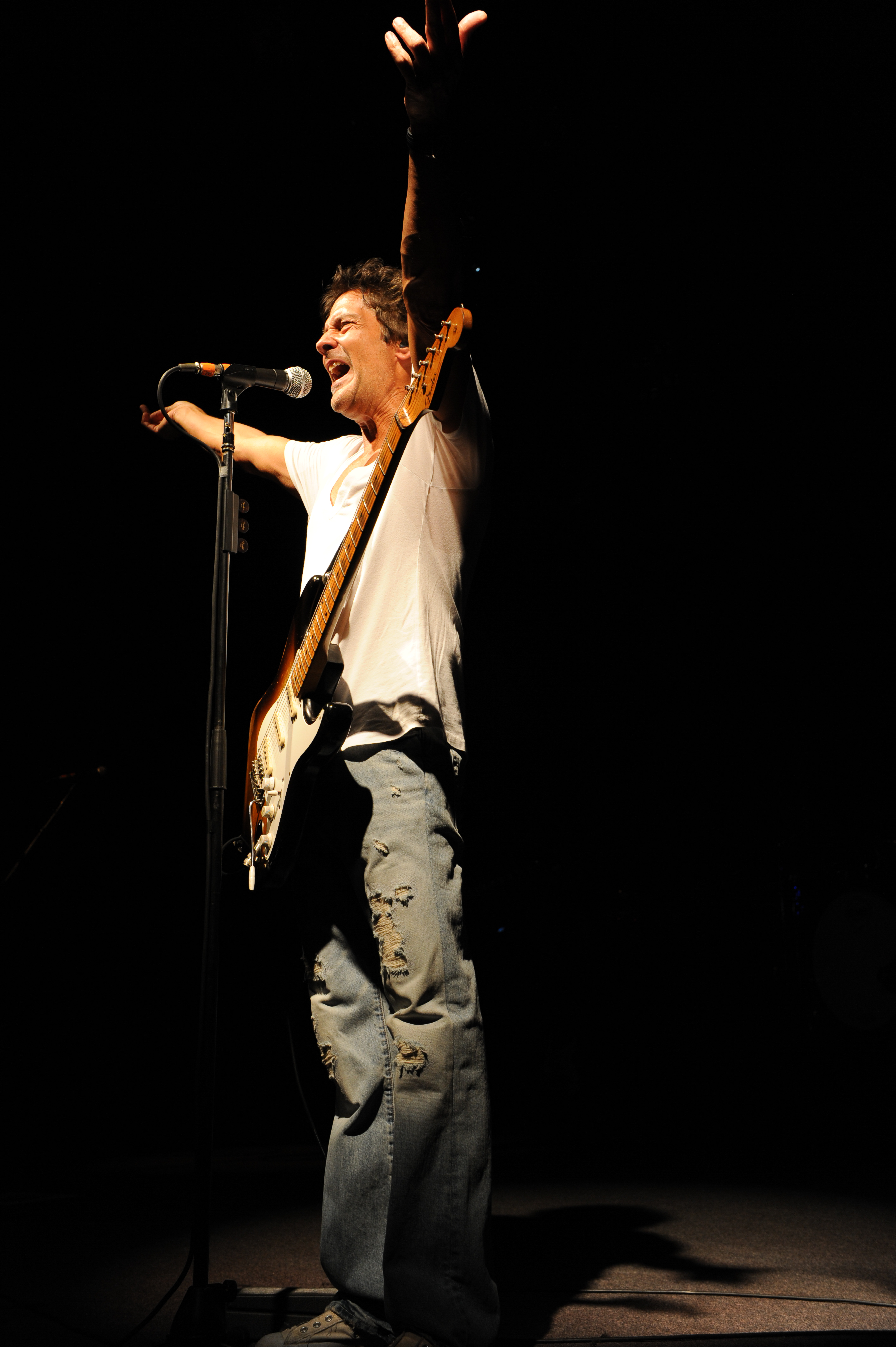 Billy Squier performing